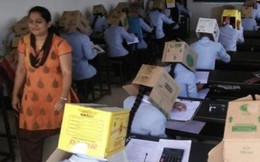 Ấn Độ: Chống gian lận thi cử, trường cao đẳng bắt học sinh đội thùng carton lên đầu để đảm bảo không còn cửa quay cóp