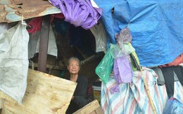 Xót thương cụ bà nhường căn phòng 3m2 cho con trai rồi sống một mình trong "nhà rác" sau chợ Long Biên