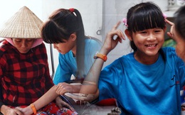 Cô bé 12 tuổi sáng đi học, tối đẩy xe lăn cùng mẹ bán vé số ở Sài Gòn: "Con ước được nghỉ bán 1 ngày để ngồi ăn cơm với ba mẹ"