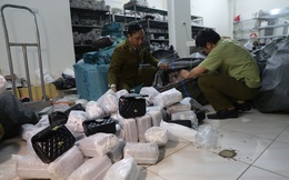 Đột nhập kho buôn ở Hà Nội, phát hiện hơn 1.000 túi xách “hàng hiệu” giá chỉ từ 40.000 đồng/chiếc