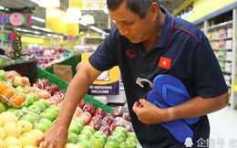 Báo Trung Quốc bất ngờ khi HLV Việt Nam phải tự đi mua đồ ăn giúp học trò chống đói