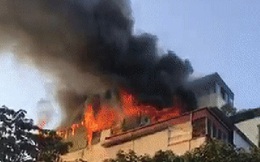 Hà Nội: Cháy dữ dội tầng thượng căn nhà mặt phố Thi Sách, người dân phố cổ hoảng loạn tháo chạy