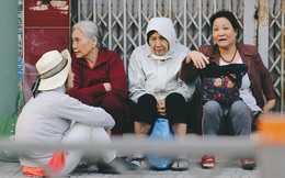 Ảnh: Không khí giảm còn 20 độ C vào sáng sớm, người Sài Gòn co ro trong cái lạnh những ngày chớm đông