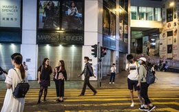 Hàng quán đìu hiu dù đang là mùa mua sắm cuối năm, ngành bán lẻ Hồng Kông đối mặt làn sóng sa thải tồi tệ nhất trong lịch sử