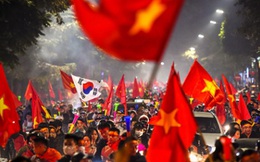 Báo thể thao hàng đầu nước Mỹ đăng ảnh Việt Nam ăn mừng HCV bóng đá SEA Games, choáng ngợp dòng người đổ ra phố