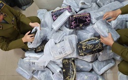 Đột kích "kho hàng nhái" ở Hà Nội, thu 700 túi xách gắn nhãn LV, Chanel, Gucci