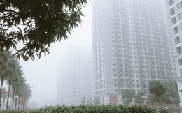 Ảnh: Nhà cao tầng ở Hà Nội "mất hút" giữa màn sương mù dày đặc