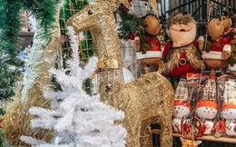 Tuần lộc vàng đính kim sa 3 triệu đồng vẫn hút khách, Hàng Mã trang hoàng trước thềm Giáng Sinh