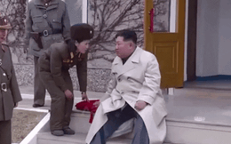 Điều không thể ngờ: Hành động giản dị của ông Kim Jong-un khiến nữ quân nhân Triều Tiên vô cùng ngỡ ngàng