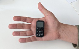 Cận cảnh chiếc điện thoại nhỏ nhất thế giới: có màn hình 1 inch và cả camera, chơi được game xếp hình, rắn săn mồi các kiểu