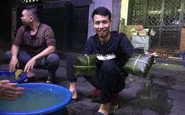 [Ảnh] Độc đáo ở Hà Nội: 10 gia đình luộc chung nồi bánh chưng 100 chiếc trên phố
