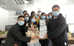 Lo sợ cúm Corona bùng phát, một công ty ở Hà Nội lì xì mỗi nhân viên 1 hộp khẩu trang trong ngày đầu đi làm