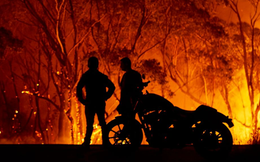 Cháy rừng ở Úc nóng đến nỗi tạo ra cả sấm và chớp giật đùng đùng