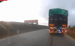 CLIP: Chỉ một dấu hiệu nhỏ, tài xế xe tải cứu xe vượt ẩu khỏi tai nạn kinh hoàng