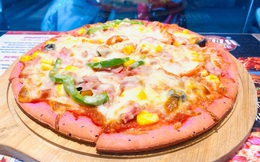 Lấy cảm hứng từ bánh mỳ thanh long, ông chủ nhà hàng ở Hà Nội làm pizza thanh long, giá chỉ 55 ngàn đồng/cái