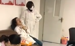 Làm việc đến kiệt sức nhưng bác sĩ ở Vũ Hán vẫn bị bệnh nhân hành hung, xé toạc đồ bảo hộ, doạ đâm vì số lượng ca nhiễm bệnh quá tải