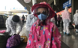 Người dân mặc đồ bảo hộ kín mít ra sân bay, ga quốc tế Tân Sơn Nhất hoang vắng lạ thường