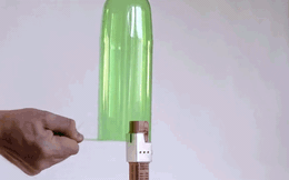 Dụng cụ đơn giản này có thể biến vỏ chai nhựa thành những sợi dây chỉ trong vài nốt nhạc