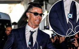 Lương lên tới hơn 800 tỷ/năm, Ronaldo vẫn khiến tất cả sốc nặng khi dùng tai nghe có dây và máy nghe nhạc rẻ tiền đã dừng sản xuất
