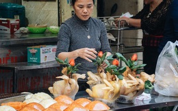 Người Hà Nội chen chúc sắm lễ, mua bộ gà luộc xôi gấc 500.000 - 600.000 đồng cúng tiễn Ông Công Ông Táo