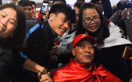 Người hâm mộ ngồi xe lăn tới Nội Bài đón Bùi Tiến Dũng trong ngày trở về