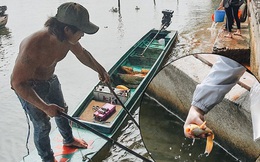 Ảnh: Chi 20 triệu mua cá chép rồi đi thuyền ra giữa sông để phóng sinh, người phụ nữ Sài Gòn vẫn choáng đặc khi thấy gã thanh niên lao theo chích điện để vớt cá