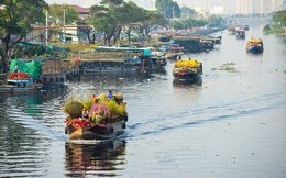 Ảnh: Thuyền chở đầy ắp hoa nối đuôi nhau cập bến Bình Đông, chợ hoa "trên bến dưới thuyền" rộn ràng sắc xuân ngày cận Tết