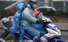 Chùm ảnh: Trẻ nhỏ trùm chăn, khoác áo mưa chật vật theo chân bố mẹ rời Thủ đô về quê ăn Tết