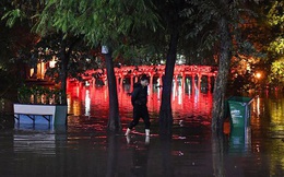Mưa tràn bờ Hồ Hoàn Kiếm, nhiều tuyến đường Hà Nội ngập trong đêm giao thừa Canh Tý 2020