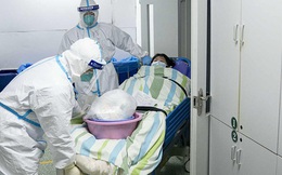 Loạt ảnh "vỡ trận" trong bệnh viện Vũ Hán: Xác chết la liệt, người dân chen lấn đòi điều trị y tế, bác sĩ mặc bỉm cả ngày vì không thể đi vệ sinh