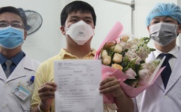 Ảnh: Bệnh nhân nhiễm virus Corona vui mừng khi được xuất viện, cảm ơn các bác sĩ Việt Nam đã tận tình cứu chữa