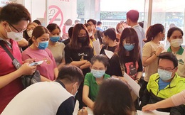 Cạn kiệt nguồn dự trữ máu giữa dịch bệnh virus Corona, hàng trăm bạn trẻ Sài Gòn vui vẻ xếp hàng đi hiến máu cứu người