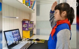 Thầy giáo quên tắt filter má hồng, chào cờ qua TV và hàng tá sự cố học online dở khóc dở cười mùa corona ở Trung Quốc