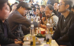 Người dân bắt đầu chủ quan giữa dịch Covid-19: phố Tạ Hiện vẫn đông đúc người ăn nhậu, nhân viên cafe không đeo khẩu trang