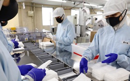 Sau Foxconn, đến lượt Sharp sản xuất khẩu trang hàng loạt trong các phòng siêu sạch