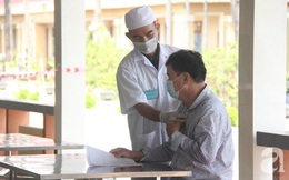 Một bác sĩ khám cho bệnh nhân nhiễm Covid-19 thứ 17 tại Việt Nam đang cách ly ở Khánh Hòa