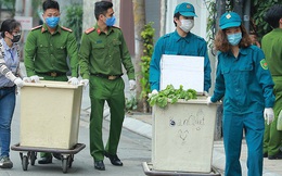 Công an, bảo vệ tổ dân phố đẩy xe phát thực phẩm miễn phí cho người dân Trúc Bạch đang bị cách ly