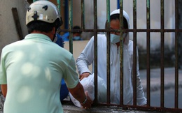 [ẢNH] Phong toả chung cư có ca nhiễm Covid-19 thứ 48 ở Sài Gòn, cư dân phải nhận tiếp tế lương thực qua hàng rào