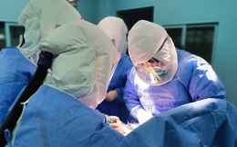 Ca ghép phổi đầy kịch tính cho bệnh nhân Covid-19 ở TQ: Bác sĩ thất kinh khi vừa mở lồng ngực