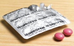 WHO bất ngờ rút lại lời khuyên mọi người tránh dùng thuốc hạ sốt ibuprofen cho Covid-19
