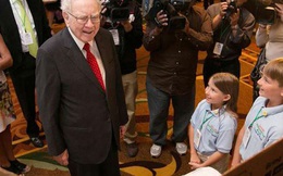 Tỷ phú Warren Buffett: Chờ con lớn mới dạy về tiền bạc là quá muộn, áp dụng các bài học tài chính sớm, trẻ có tương lai thành công