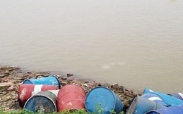 Không bán được, lén lút đem hơn 3 tấn chất thải nguy hại đổ trộm xuống sông Hồng