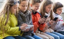 Bi kịch thời smartphone: Cứ lên Facebook là thấy sang chảnh để rồi ghen tỵ mà chẳng biết mình thật sự muốn gì