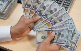 Giá USD ngân hàng và tự do cùng lao dốc