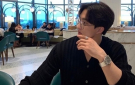 Tự ý ngồi xuống bị đuổi thẳng: 