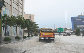 Lũ lụt trên… sa mạc, trung tâm tài chính mới của thế giới ngập trong mưa lũ là cảnh tượng thế nào?