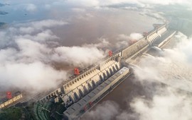 Không phải Vạn lý trường thành, Trung Quốc còn sở hữu một siêu công trình có thể nhìn thấy bằng mắt thường từ không gian, kiếm về hàng tỷ USD/năm chỉ là “sản phẩm phụ”