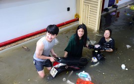 Loạt ảnh 60 xe máy dưới hầm chung cư mini ở Hà Nội chìm trong 