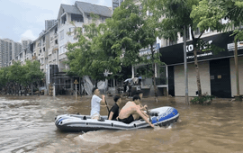 Toàn cảnh Hà Nội ngập kinh hoàng sau trận mưa lớn: Nhiều tuyến phố thành sông, người dân mang thuyền phao ra chèo, xe chết máy la liệt