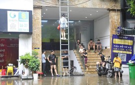 Hầm chung cư mini ở Hà Nội ngập sâu: Cư dân ra vào bằng thang thoát hiểm, đang thuê người hút nước